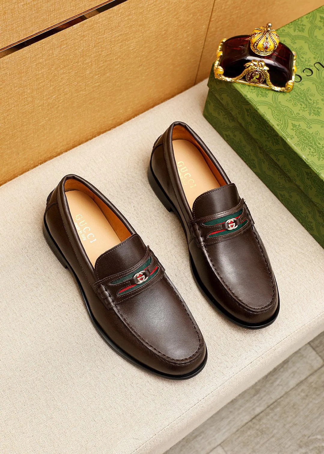 Men's shoes 💰460 💐 Product trademark: GUCCI "Gucci" casual leather shoes Regular size: 38-44 (45.46.47🉑️customized) Product materials: Selected imported first-layer calfskin upper + classic hardware buckle, imported cowhide leather lining. Strong three-dimensional visual effect, original combination outsole Color: 2⃣️colors available
